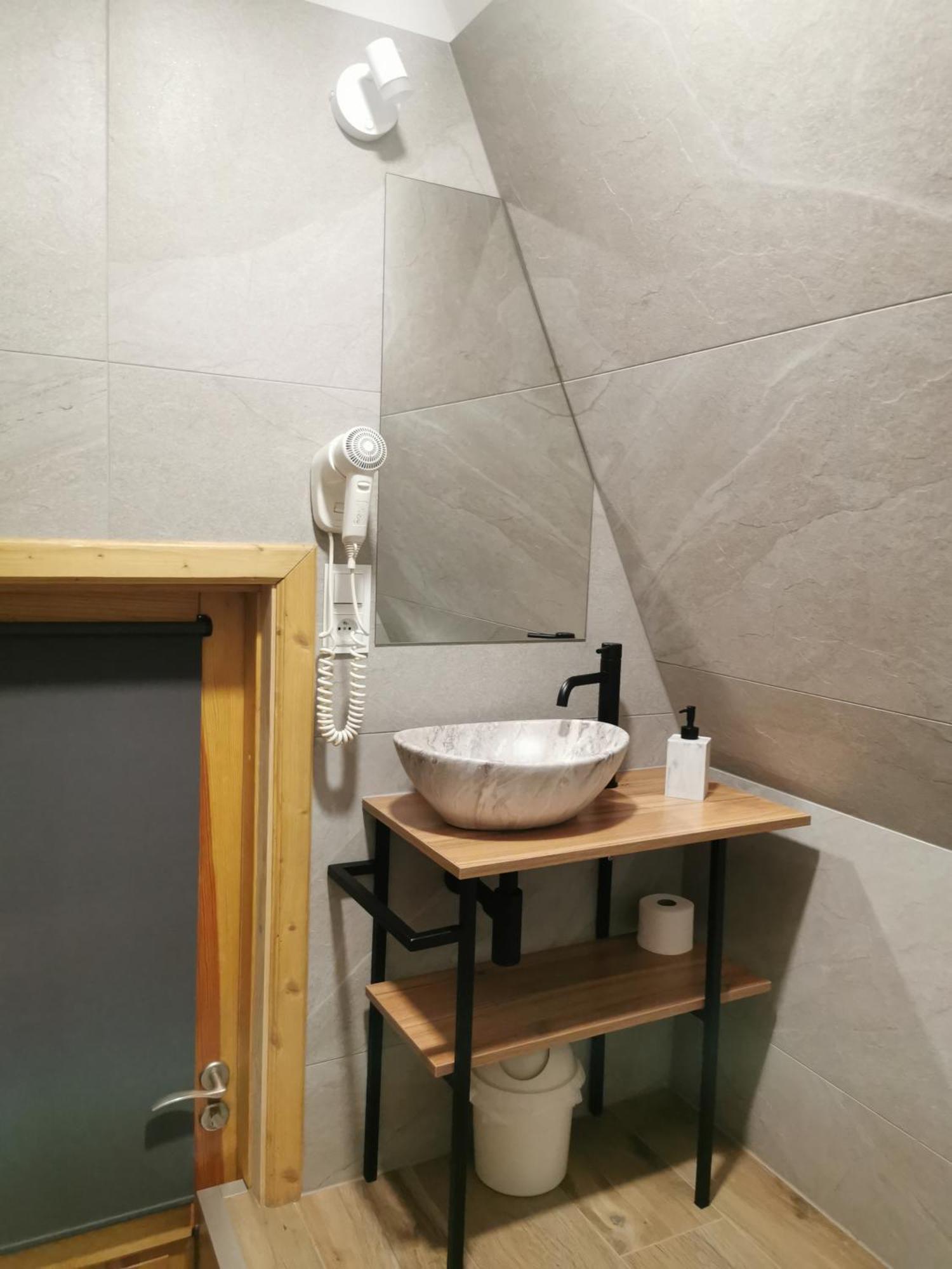 Economy Twin Room External Bathroom